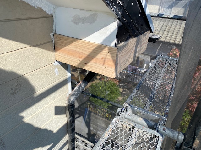 お客様に破風の劣化の報告を行い補修を行いました。